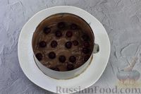 Фото приготовления рецепта: Торт из лаваша с вишней и кремом из сметаны, сгущенки и какао - шаг №13