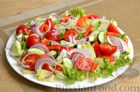 Фото приготовления рецепта: Греческий салат с креветками - шаг №6