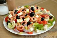 Фото приготовления рецепта: Греческий салат с креветками - шаг №9
