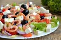 Фото приготовления рецепта: Греческий салат с креветками - шаг №11