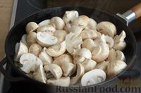 Фото приготовления рецепта: Запечённая картошка с грибами и помидорами, в рукаве - шаг №3