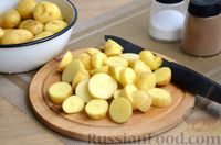 Фото приготовления рецепта: Запечённая картошка с грибами и помидорами, в рукаве - шаг №6
