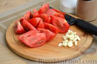 Фото приготовления рецепта: Запечённая картошка с грибами и помидорами, в рукаве - шаг №7