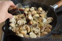 Фото приготовления рецепта: Запечённая картошка с грибами и помидорами, в рукаве - шаг №4