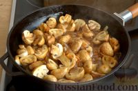 Фото приготовления рецепта: Запечённая картошка с грибами и помидорами, в рукаве - шаг №5