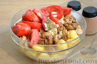 Фото приготовления рецепта: Запечённая картошка с грибами и помидорами, в рукаве - шаг №8