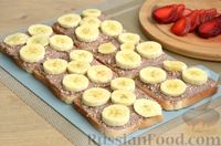 Фото приготовления рецепта: Бутерброды с клубникой, бананами и шоколадным творогом - шаг №6