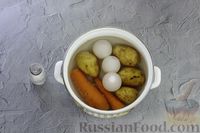Фото приготовления рецепта: Салат "Мимоза" со шпротами - шаг №2