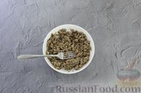 Фото приготовления рецепта: Салат "Мимоза" со шпротами - шаг №4