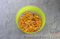 Фото приготовления рецепта: Малосольные огурцы, фаршированные морковью, луком и чесноком - шаг №5