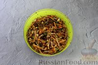 Фото приготовления рецепта: Малосольные огурцы, фаршированные морковью, луком и чесноком - шаг №10