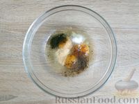 Фото приготовления рецепта: Молодая капуста, жаренная в яйце - шаг №7