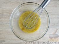 Фото приготовления рецепта: Молодая капуста, жаренная в яйце - шаг №8
