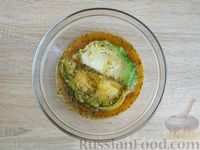 Фото приготовления рецепта: Молодая капуста, жаренная в яйце - шаг №10