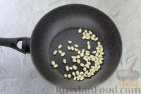 Фото приготовления рецепта: Фунчоза с курицей, грибами, овощами, яйцами и арахисом - шаг №4