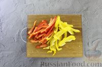 Фото приготовления рецепта: Фунчоза с курицей, грибами, овощами, яйцами и арахисом - шаг №19