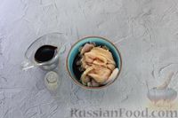 Фото приготовления рецепта: Фунчоза с курицей, грибами, овощами, яйцами и арахисом - шаг №3