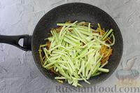 Фото приготовления рецепта: Фунчоза с курицей, грибами, овощами, яйцами и арахисом - шаг №18