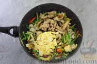 Фото приготовления рецепта: Фунчоза с курицей, грибами, овощами, яйцами и арахисом - шаг №25