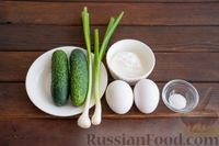 Фото приготовления рецепта: Салат из огурцов, яиц и зелени - шаг №1