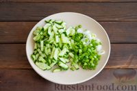 Фото приготовления рецепта: Салат из огурцов, яиц и зелени - шаг №5