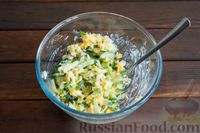 Фото приготовления рецепта: Салат из огурцов, яиц и зелени - шаг №7