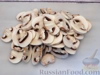 Фото приготовления рецепта: Жареная картошка с грибами и сладким перцем - шаг №8