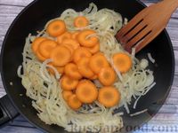 Фото приготовления рецепта: Жареная картошка с грибами и сладким перцем - шаг №7