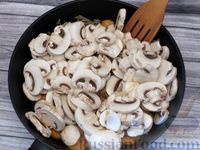 Фото приготовления рецепта: Жареная картошка с грибами и сладким перцем - шаг №9