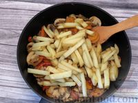 Фото приготовления рецепта: Жареная картошка с грибами и сладким перцем - шаг №12