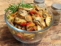 Фото приготовления рецепта: Жареная картошка с грибами и сладким перцем - шаг №15