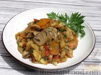 Фото приготовления рецепта: Жареная картошка с грибами и сладким перцем - шаг №16