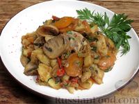 Фото приготовления рецепта: Жареная картошка с грибами и сладким перцем - шаг №17