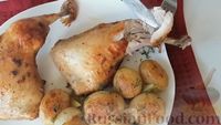 Фото приготовления рецепта: Куриные окорочка с картошкой в духовке - шаг №7