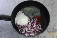 Фото приготовления рецепта: Вишнёвый чатни с имбирём, перцем чили и луком (на зиму) - шаг №10