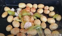 Фото приготовления рецепта: Куриные окорочка с картошкой в духовке - шаг №3