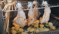 Фото приготовления рецепта: Куриные окорочка с картошкой в духовке - шаг №5
