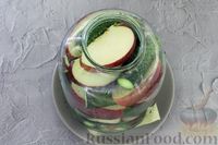 Фото приготовления рецепта: Малосольные огурцы с яблоками - шаг №8