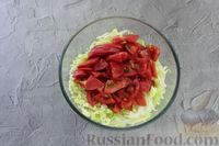 Фото приготовления рецепта: Салат с пекинской капустой, помидорами  и сыром - шаг №4