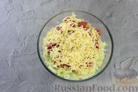 Фото приготовления рецепта: Салат с пекинской капустой, помидорами  и сыром - шаг №5