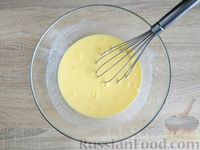 Фото приготовления рецепта: Заливной пирог с курицей и кукурузой в томатном соусе (на кефире) - шаг №9