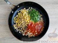 Фото приготовления рецепта: Заливной пирог с курицей и кукурузой в томатном соусе (на кефире) - шаг №6