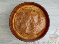 Фото приготовления рецепта: Заливной пирог с курицей и кукурузой в томатном соусе (на кефире) - шаг №18