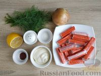 Фото приготовления рецепта: Салат из крабовых палочек, лука и зелени - шаг №1