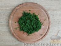 Фото приготовления рецепта: Салат из крабовых палочек, лука и зелени - шаг №6