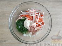Фото приготовления рецепта: Салат из крабовых палочек, лука и зелени - шаг №8