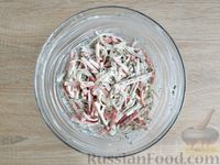 Фото приготовления рецепта: Салат из крабовых палочек, лука и зелени - шаг №9
