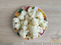 Фото приготовления рецепта: Картофельная запеканка с цветной капустой и тефтелями под соусом бешамель - шаг №5