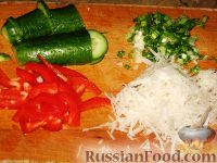 Фото приготовления рецепта: Салат с дайконом, красным перцем и огурцом - шаг №2