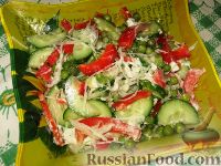 Фото приготовления рецепта: Салат с дайконом, красным перцем и огурцом - шаг №3